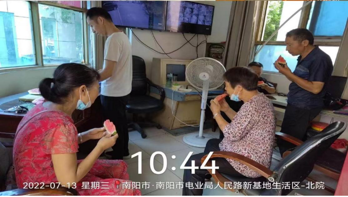 南陽市國(guó)益資產(chǎn)管理有限公司 開展高溫天氣送清涼慰問活動(dòng)